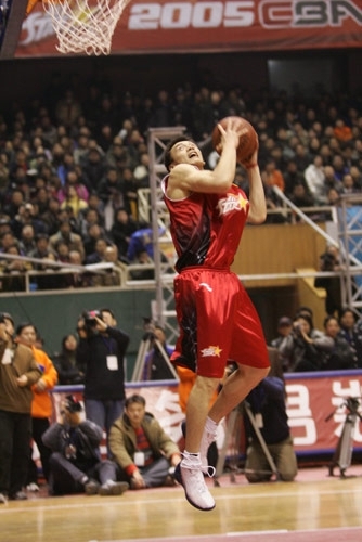 美记：公牛不会主动出击追求字母哥，倾向保留现有阵容（美媒记者称：公牛无意主动追逐字母哥，更愿维持现有班底）