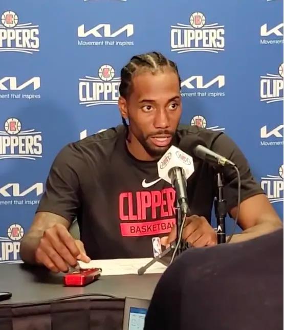 骑车危险行为引热议，功德木鱼再破碎（危险骑行引发争议，“功德木鱼”再度碎裂）