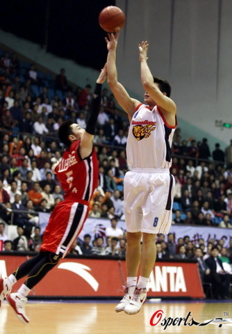 冬窗加盟米兰？罗马诺：莱万不会在1月离开巴萨（罗马诺驳传闻：莱万一月仍留巴萨，米兰冬窗无缘）