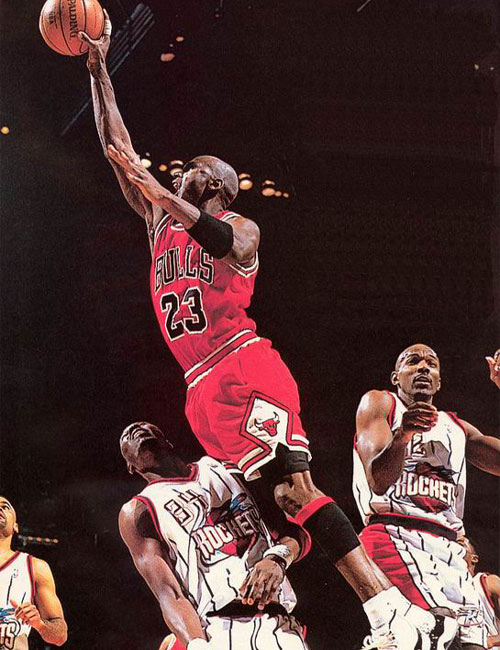 完成大四喜，姆巴佩当选欧冠官方本周最佳球员（姆巴佩上演大四喜，荣膺欧冠官方周最佳球员）